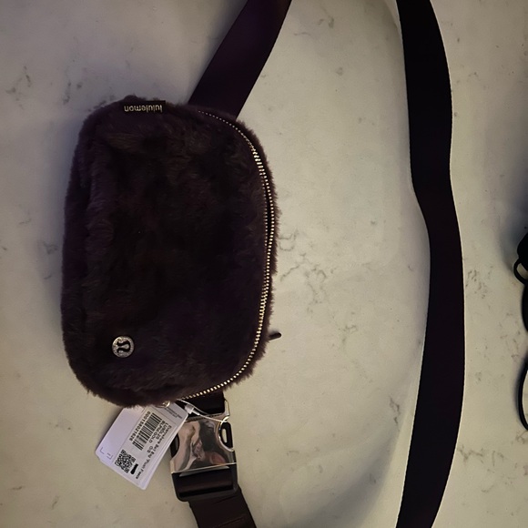 lululemon Everywhere Belt Bag Plum Plush Fleece NWT - Picture 2 of 2